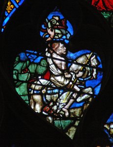 A rosácea oeste retrata uma cena do Livro do Apocalipse: cavalo pálido com a figura grotesca da Morte, armado com um dardo e víboras. Ele está emergindo da enorme boca verde do inferno de French School