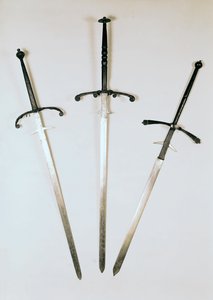 Três espadas de duas mãos, 1570 (metal) de French School