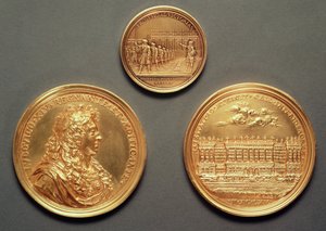 Topo: Recto = Les Revues, 1680 de Thomas Bernard; Inferior: verso = Perfil de Louis XIV, reto = La Colonnade do Louvre, projeto Bernini por Jean Warin III (1604-72) (ouro) de French School