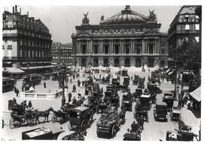 Tráfego em frente à Ópera de Paris, 1890-99 de French School