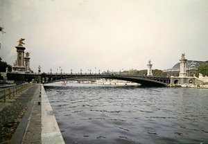 Vista da Pont Alexandre III, construída pelos engenheiros Louis-Jean Resal (1854-1920) e Amedee Alby (1862-1942) para a Feira Mundial de 1900, 1897-1900 de French School