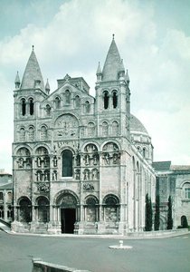 Vista da fachada oeste, construída 1125-35 de French School