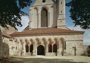Vista do pórtico de entrada da Abadia Cisterciense, construída 1140-60 de French School