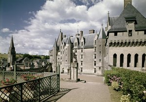 Vista da fachada oeste do castelo restaurado construído por Jean Bourre, ministro de Luís XI da França, c.1465 (ver também 87684-85) de French School