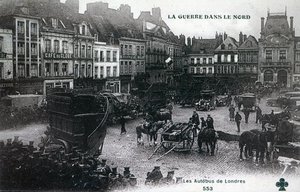 Guerra no Norte: Ônibus de Londres da Força Expedicionária Britânica na praça principal de Bethune em 1915 (photolitho) de French School