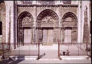 Fachada oeste com as três portas do Portal Real representando (L a R) a Ascensão, Cristo em Majestade com os Símbolos dos Evangelistas e dos Apóstolos e a Virgem e o Filho Entronizado, c.114 de French School