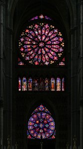 Janela retratando o extremo oeste da catedral com as duas janelas rosas de French School