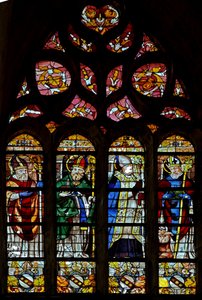 Janela w203 retratando St Hilarire, um santo não identificado, St Exupery, St Sernin de French School