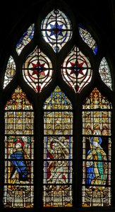 Janela w214 representando St Clement (R) e a morte de St Thomas Becket de French School