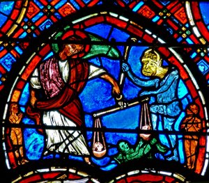 Janela w4 representando uma cena do último julgamento: St Michael pesando as almas de French School