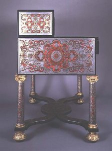 Escrivaninha decorada com marchetaria de latão estilo Boulle incrustada com carapaça de tartaruga, com suportes dourados (latão e carapaça de tartaruga) (ver também 77182)
