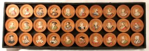 Uma coleção de trinta desenhistas como medalhões de retrato (gesso duro colorido aplicado sobre madeira moída) de Friedrich (after) Hagenauer