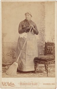 Retrato de uma mulher com uma vassoura,c. 1885 (foto) de G.C. Urlin