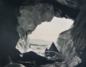 Acampe na caverna sob Penelope Point, 1912, 1913