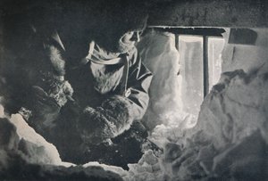 Desembarque da janela da cabana em Cape Adare, c1911, 1913 de G. Murray Levick