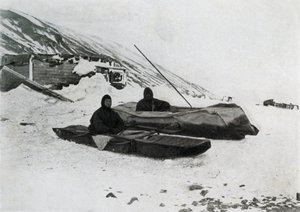 Os dois caiaques em terra, c1911, 1913 de G. Murray Levick