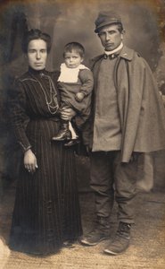 Cartão postal, com, um, infantaria, soldado, artilheiro, em, a, uniforme guerra, com, seu, família, 16031917 de G. Negri