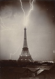 A Torre Eiffel atingida por relâmpago, 1902 (impressão em prata gelatinosa) de Gabriel Loppe