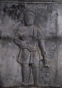 Capital do Pilar Nautes representando Vulcano segurando um martelo de Gallo Roman