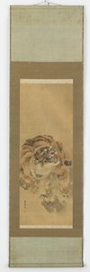 Um tigre agachado e rosnando de Gantoku Aoki