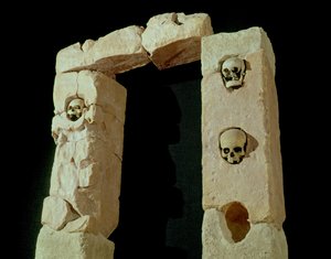 Porta com crânios, do Santuário de Roquepertuse, Gaule, civilização de La Tene II (3º e 2º século aC)