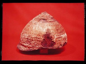 Capacete, de Amfreville, Eure, c.275-225 BC (bronze, ferro, ouro e esmalte) (ver também 128301) de Gaulish