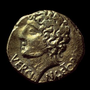 A estatere de ouro gaulês (Arvernes) tem a efígie de Vercingetorix (72-46 AC) emitida em 52 AC. Paris, B.N.