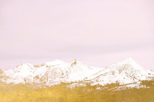 Montanhas Nevadas Douradas de Gemma Bardot