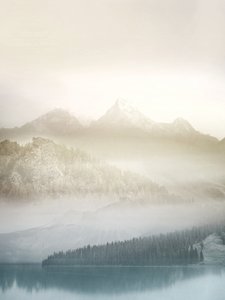 Lago da Floresta da Montanha Ennevoada de Gemma Bardot