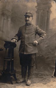 Álbum "The GM R. Army (World War I)": soldados do 23º Regimento. Milícia Territorial em uniforme por país (foto a p/b) de Gemmi Gemmi