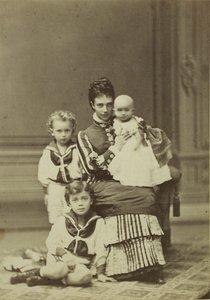 Grã-duquesa Maria Fyodorovna com filhos, Nicholas Alexandrovich, George..., c. 1875. de Georg Emil Hansen