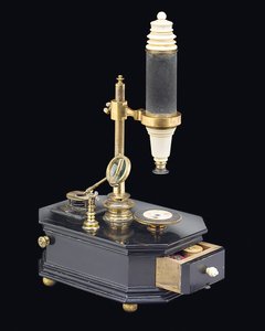 Microscópio do tipo caixa composta, c.1775 (madeira, metal e vidro) (ver também 1113959-61) de Georg Friedrich Brander