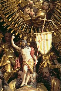 O Altar, detalhe de escultura de Cristo Triunfante rodeado por anjos e santos foto