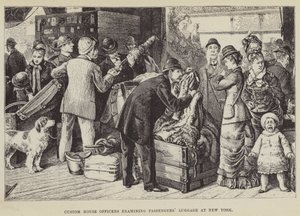 Oficiais da alfândega examinando a bagagem de passageiros em Nova York de George Augustus Sala