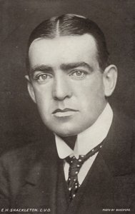 Ernest Shackleton (1874-1922), explorador antártico britânico (fotografia a preto e branco)