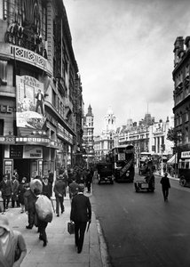 Pessoas passando pelo Teatro Astoria em Charing Cross Road, Westminster, Londres, início dos anos 1930.
