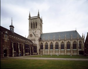 Arte gótica: vista do Saint John College fundado em 1511 pela Condessa de Richmond. A capela foi construída em 1864 sobre um projeto de Sir George Gilbert Scoot. Universidade de Cambridge, Inglaterra