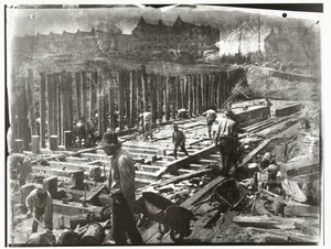 Trabalhadores da construção civil a trabalhar num estaleiro em Van Diemenstraat em Amesterdão de George Hendrik Breitner