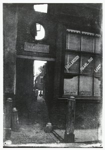 Ver através do Omvalspoort em Haarlem de George Hendrik Breitner