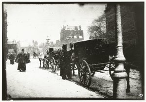 Vista do Leidseplein em Amesterdão com trânsito de carruagens num dia de inverno de George Hendrik Breitner