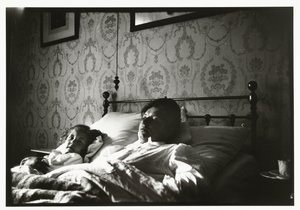 Marie Breitner e uma garota acordando na cama de George Hendrik Breitner