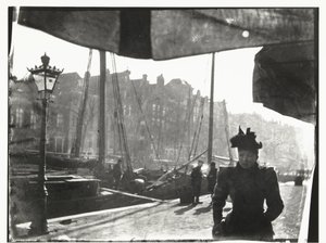 Retrato de uma mulher a passear ao longo do Prinsengracht em Amesterdão de George Hendrik Breitner