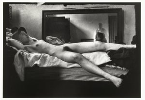 Retrato de um nu feminino com o fotógrafo Breitner no espelho