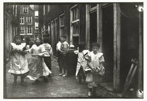 Crianças a brincar numa rua de George Hendrik Breitner