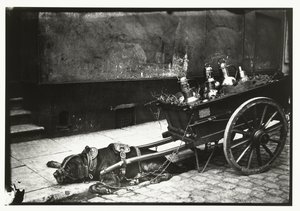 Cão de reboque em frente de um carrinho com autocarros tensos de George Hendrik Breitner