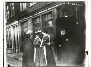 Quatro jovens na rua em frente à sala de degustação Koggink na Runstraat em Amsterdã de George Hendrik Breitner