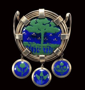 Um grande ornamento de prata dourada e esmalte de George James Frampton
