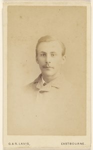 [Homem não identificado com bigode, em estilo vinheta]. de George Lavis
