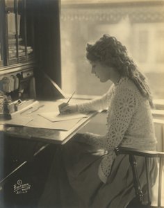 Mary Pickford a escrever numa secretária, c.1918 (foto a p/b) de Bartolome Esteban and studio Murillo