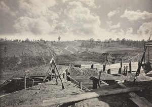 Rebel Works na frente de Atlanta, Georgia, No. 5, 1865-1866. de George N. Barnard